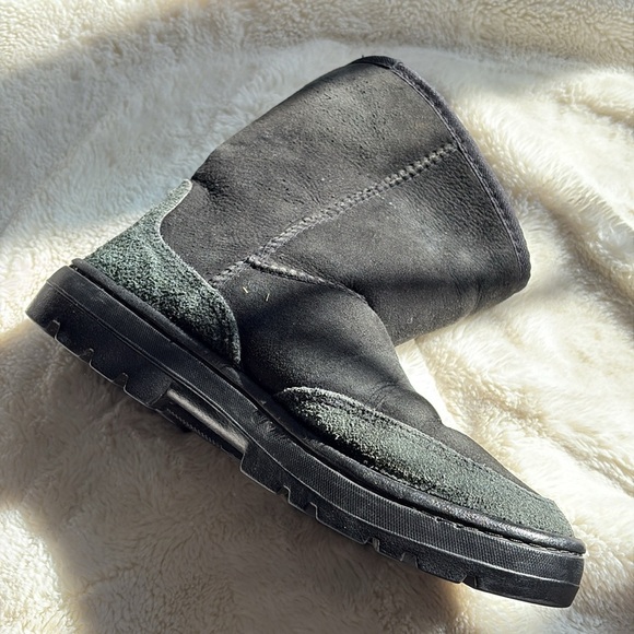 UGG Classic Short Boots – Size 8 | Shearling Lined | Cozy Winter Staple | - Picture 2 of 10